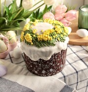 Торт-кулич с кремовыми цветами мимозы